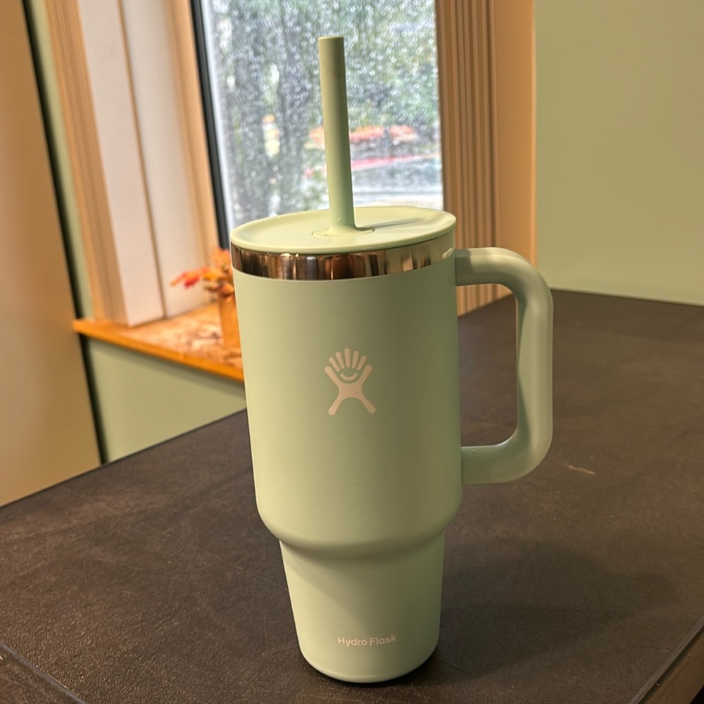 Hydro Flask 32oz Tumbler w/straw. Outside is EUC. Inside shows wear. See photos.